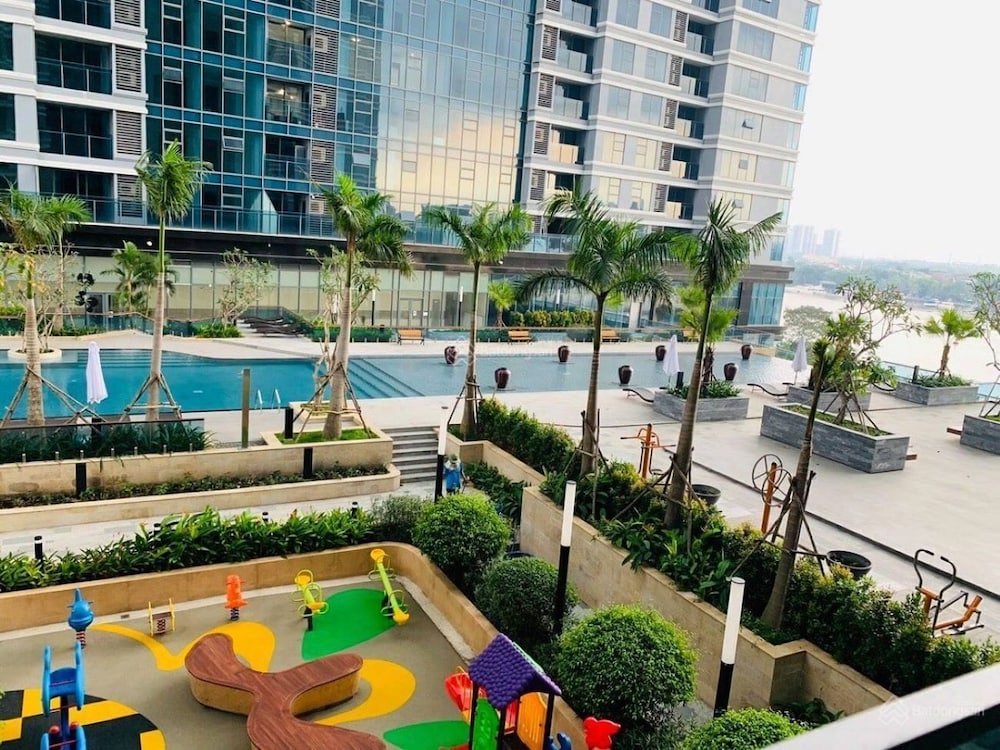 Skyway White & Silver Riverside Resident - Binh Thanh, HCM