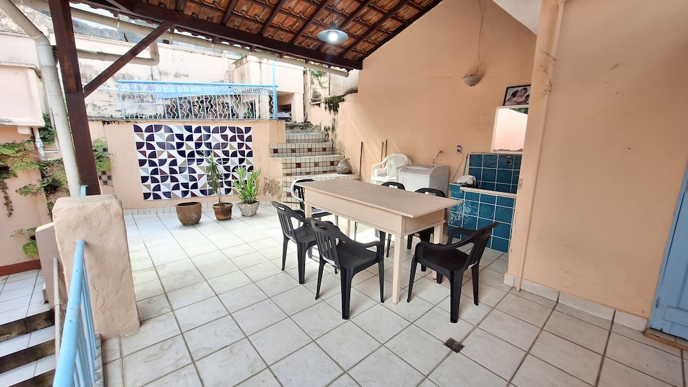 Casa vintage ampla com varanda e quintal