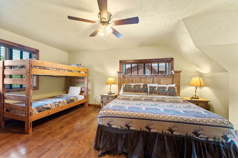 Timeless Memories Lodge 6 Bedroom Cabin by RedAwning