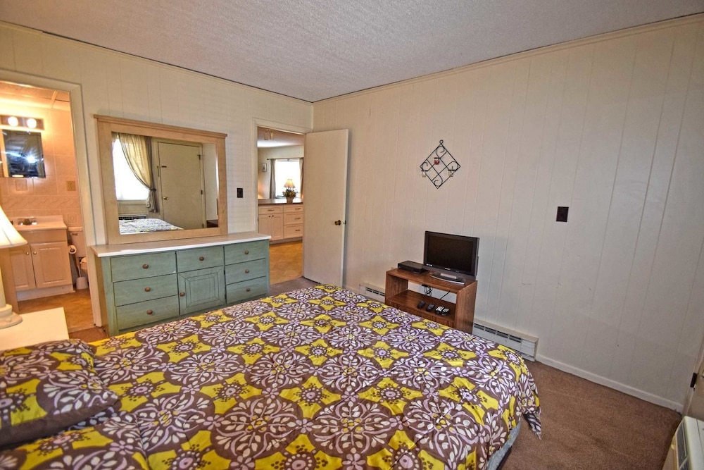 Severn I 208 3 Br condo by RedAwning