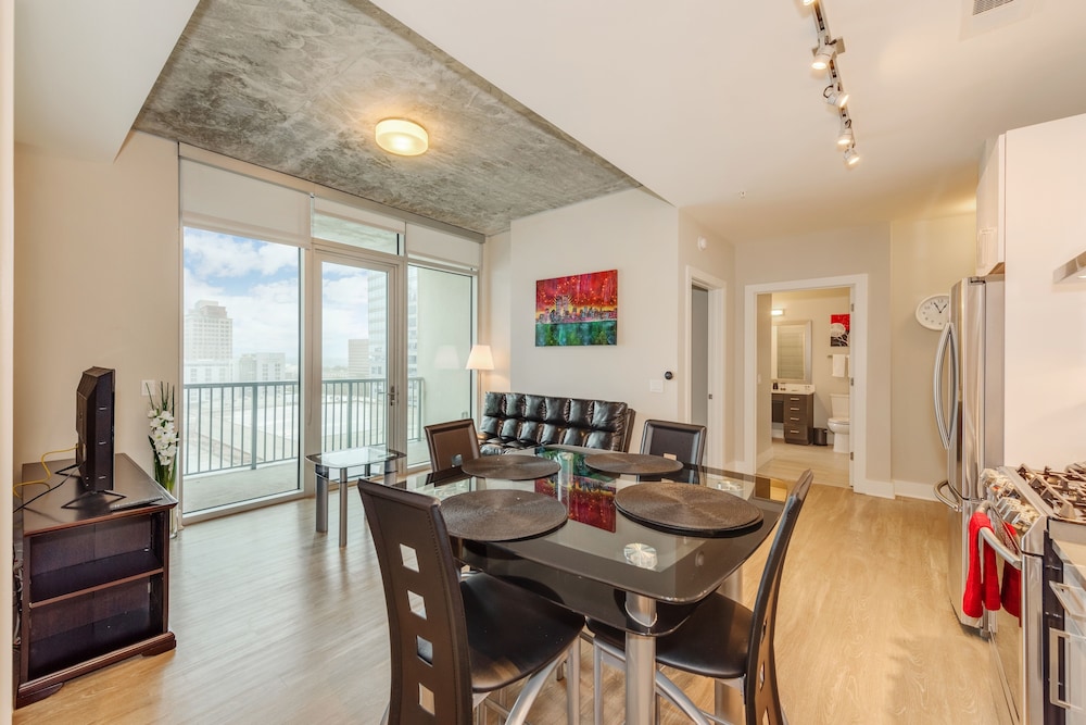 Charlotte Vacations - 2br Furnished Apartment Near Convention Center 2 Bedroom Apts by RedAwning - Property Image 1