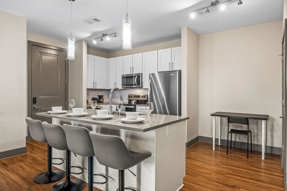 Monarch Apartments 15m to Parks, Pet Friendly, Free Parking by Heavenly Homes