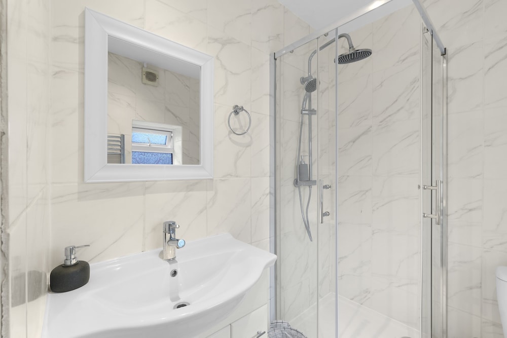 Spacious 5BR 3BA Serviced Hse in Croydon