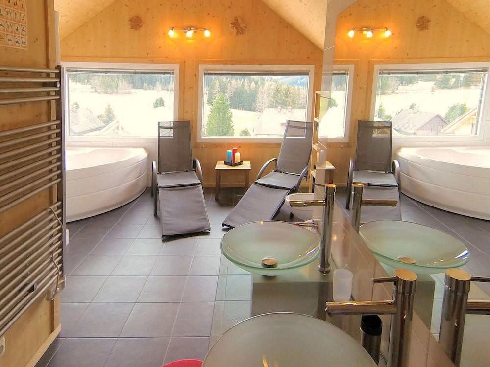 Majestic Chalet With Sauna and Whirlpool