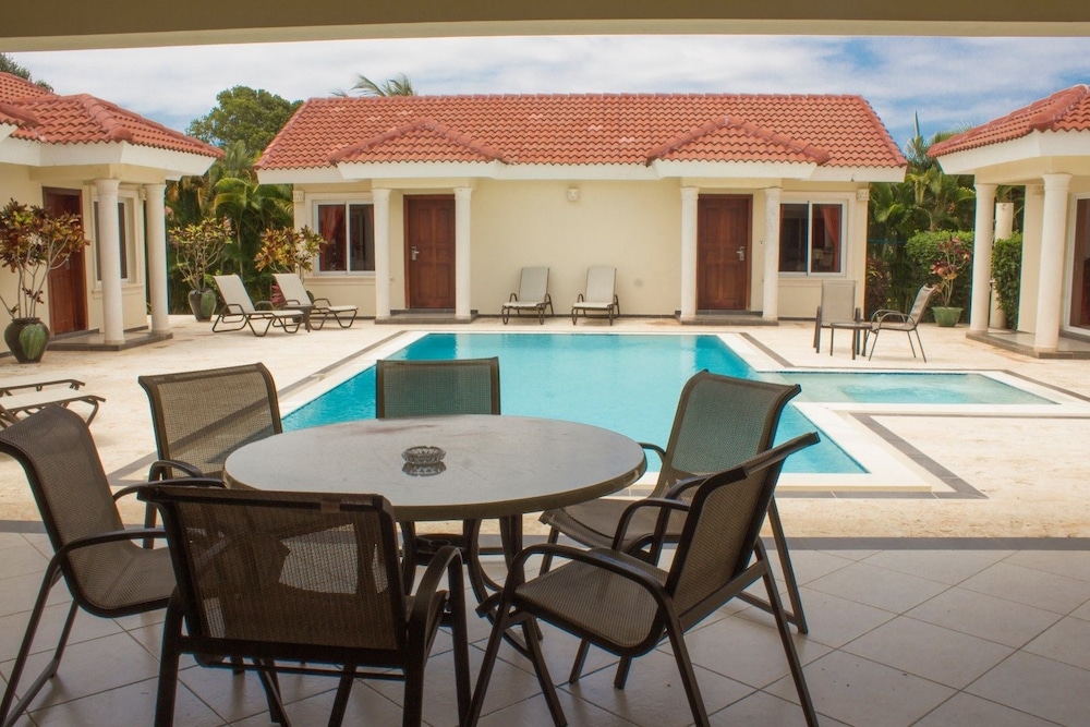 Privacy and comfort luxury 6 bedroom villa