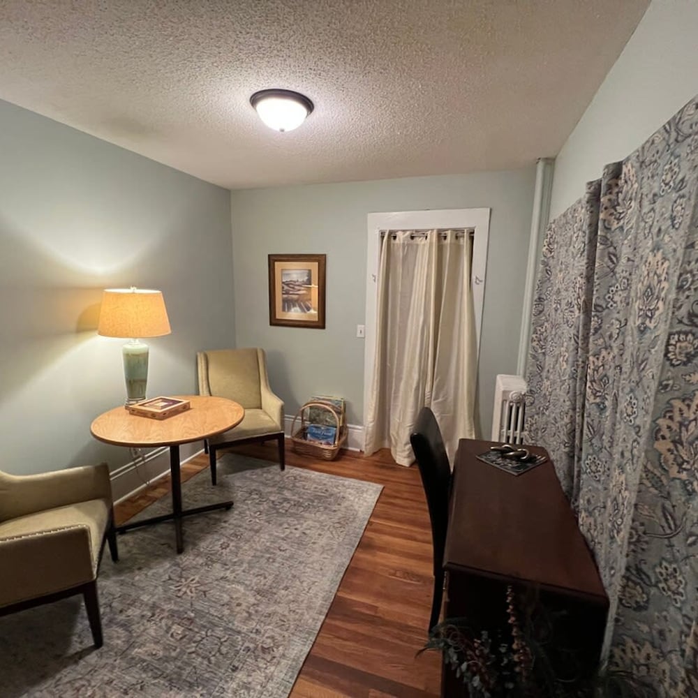 4BR 2BA Home in Charming St Paul - Sleeps 10
