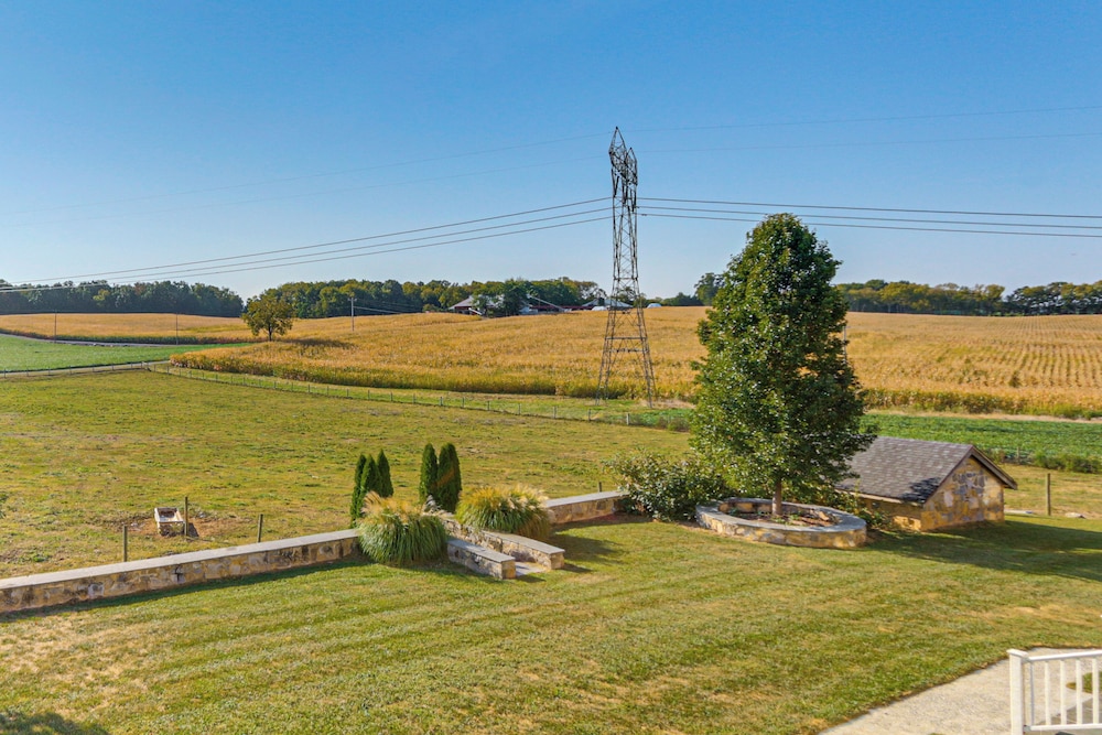 5,000 Sq Ft Antebellum Farmhouse 3 Mi to Antietam!