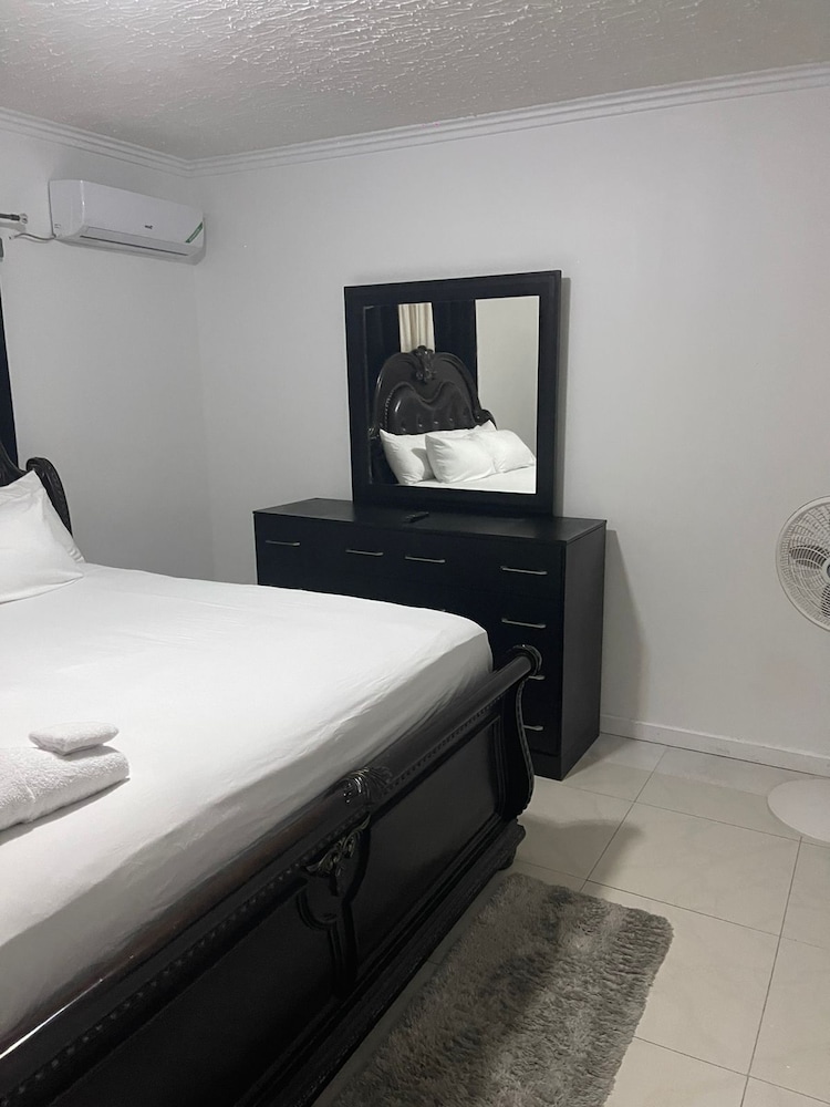Impeccable 2-bed Apartment in Kingston With Pool view 2