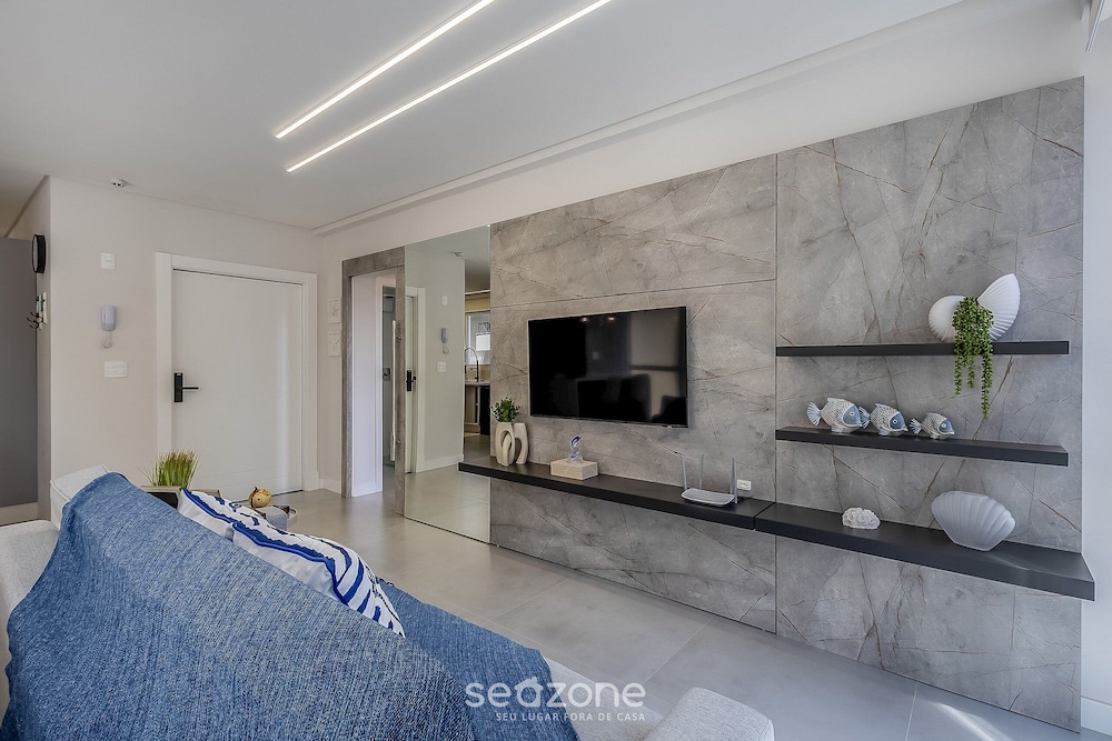 Modern 3BR apt Near the Beach Ema0201