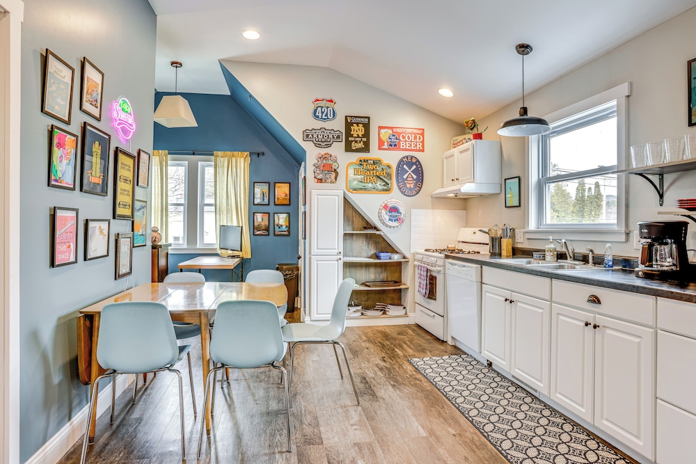 Close to Trails & Town! Artsy Apt in Frankfort