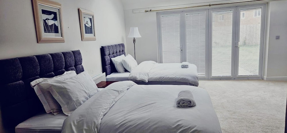 House - Sleeps 11 - Parking - Station Close