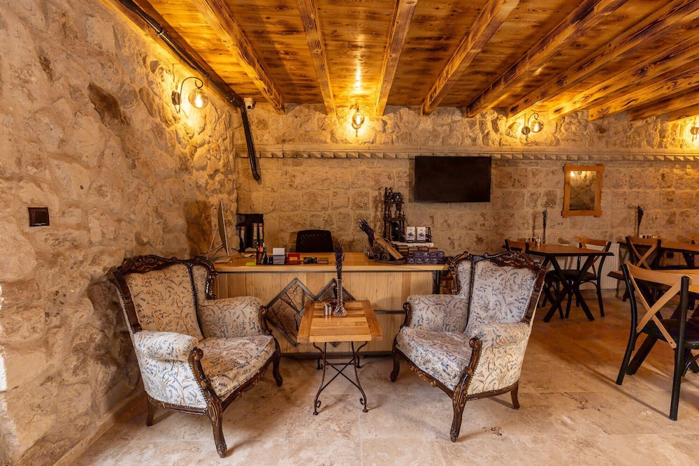 Arkelas Cave House