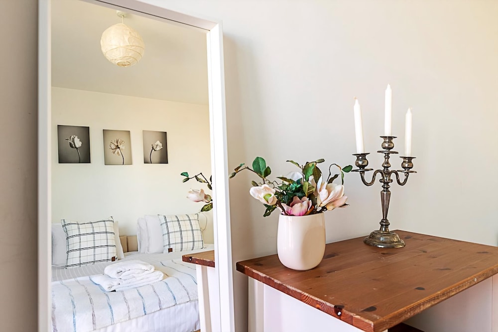 Bright Camden Retreat With Balcony