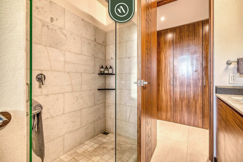 Luxury 2 BR Condo Near Golf Courses and Marina