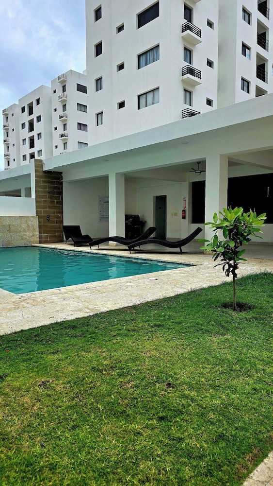 2 Bedrooms, 2 Bathrooms, AC, Wifi, Pool, Gym, No Blackouts, Santiago