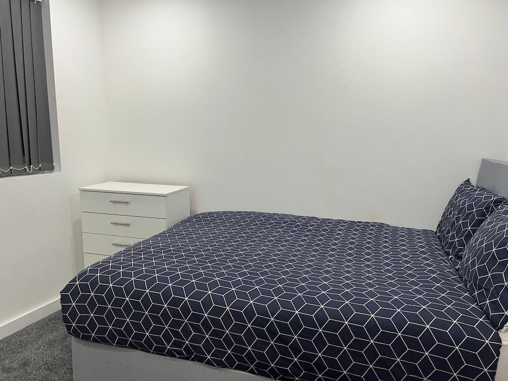 Luton Excellent 1 bed Apartment With Living Room
