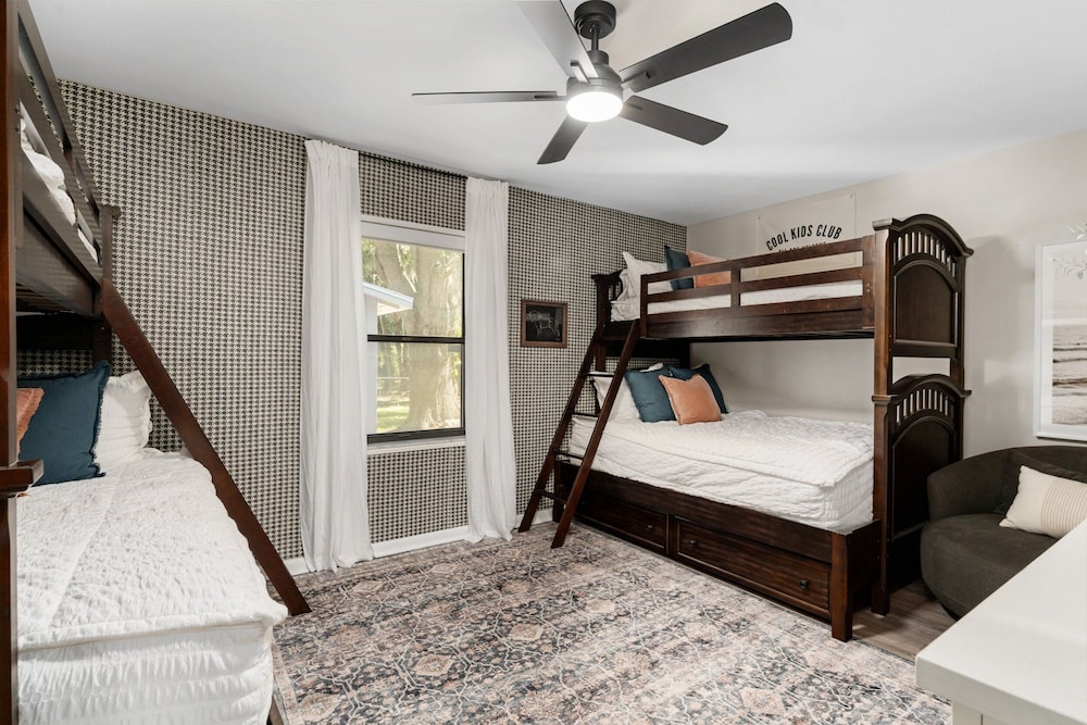 Designer Pet-friendly Retreat With Heated Pool 5 Bedroom Home