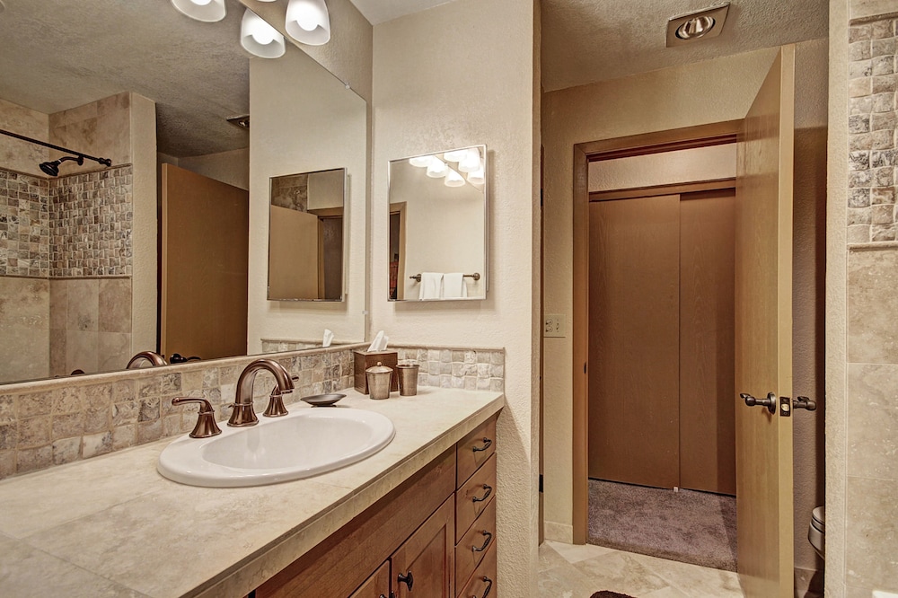 Longbranch 216 2 Bedroom Condo by RedAwning