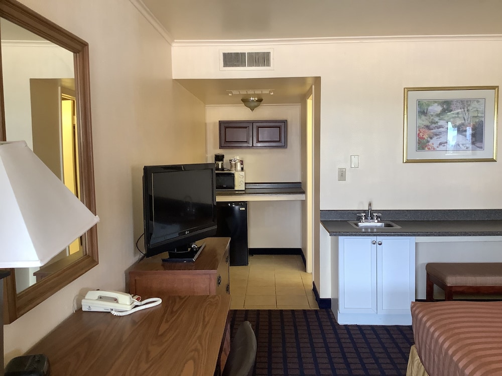 Dodge City Vacations - Silver Spur Vintage Inn  Suites - Property Image 9