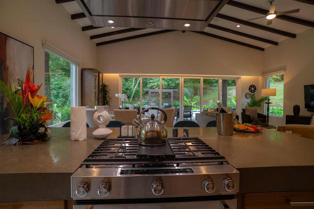 - Casa Cenizaro Six Bedroom Private Pool Family