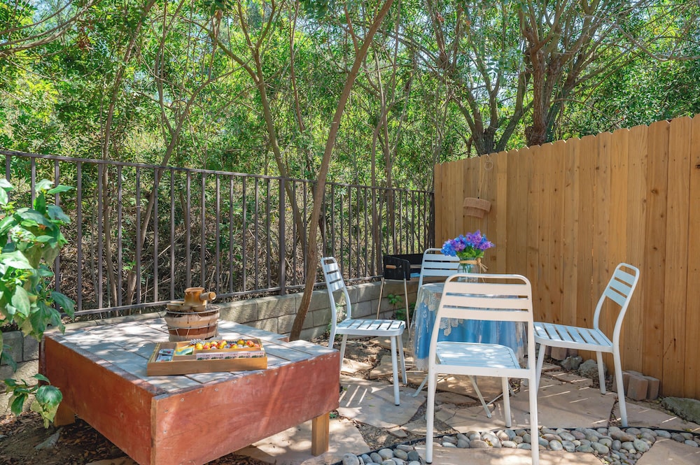 Tranquil Nature Retreat Private Patio & Cozy Charm