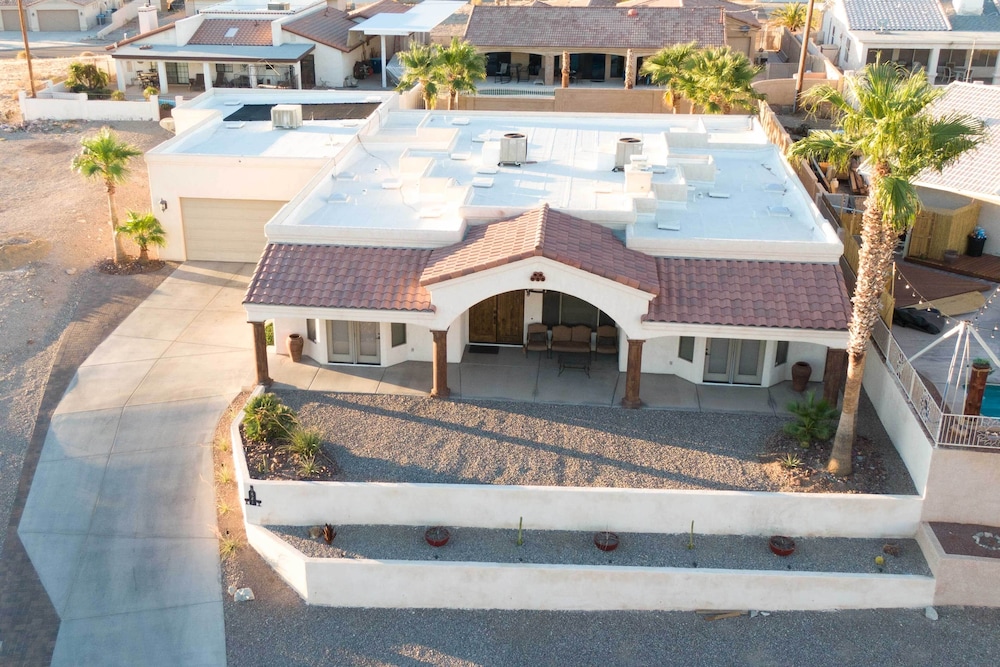 < 2 Mi to Lake Havasu: Spacious Home w/ Patio! view 3