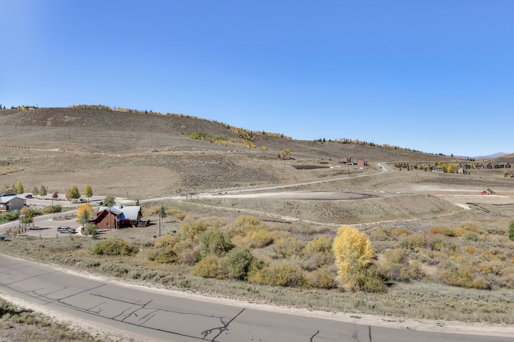 Walk to Ski Lift & Hiking: Granby Ranch Condo!