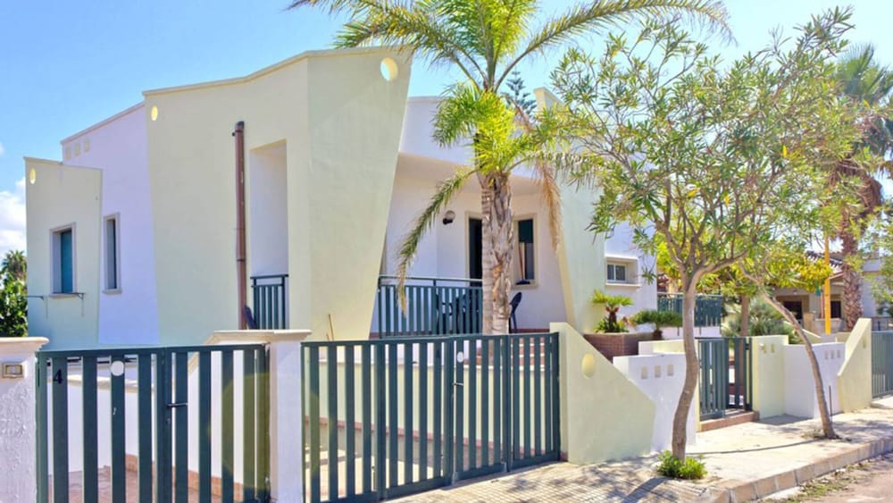 Apartment Torre Suda 1 - 7 Beds Just a few Meters From the sea