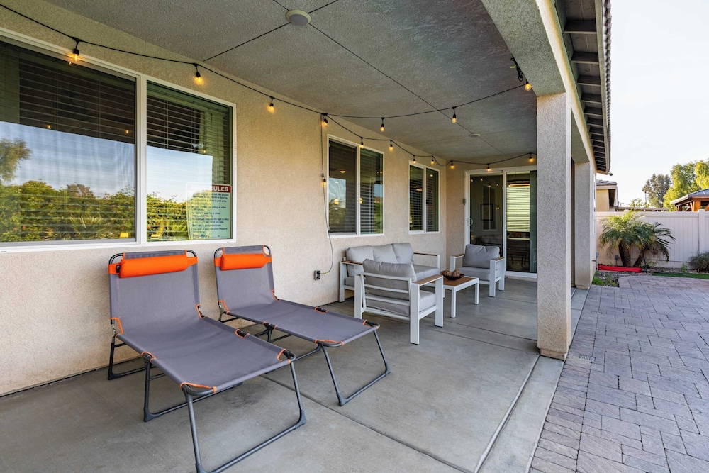 Luxe Indio Stay w/ Pool, Tiki Bar & Fire Pit Near Coachella Longfellow