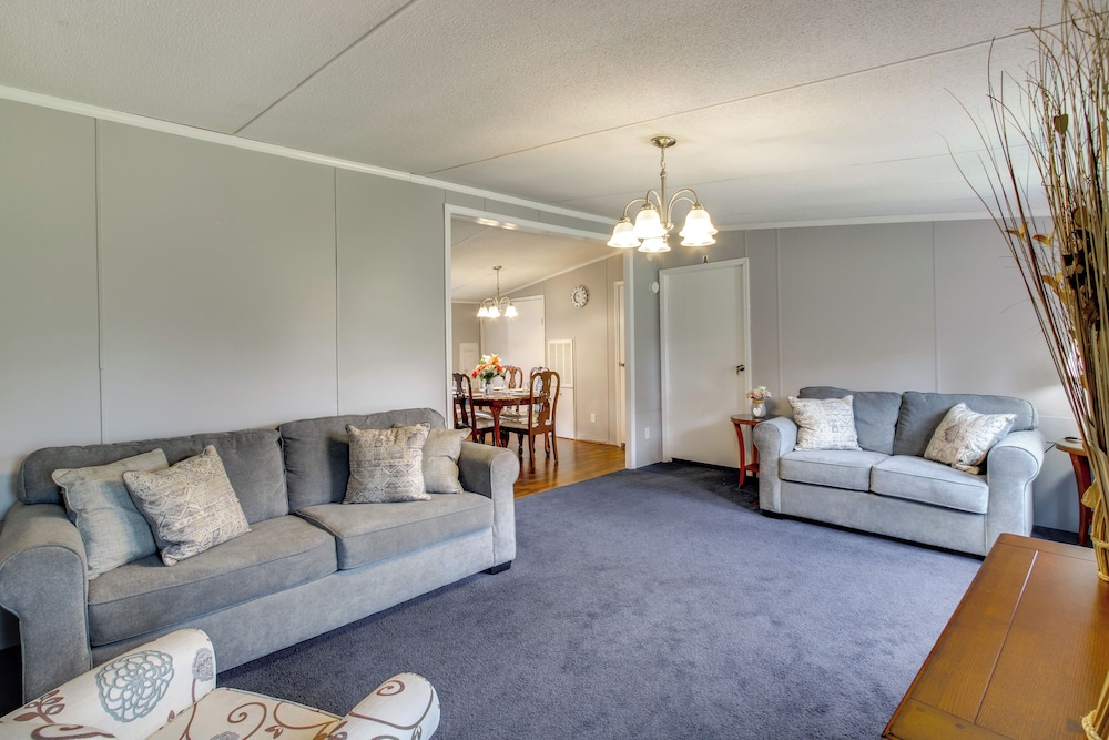 1 Mi to US Marine Base Albany: Cozy Getaway!