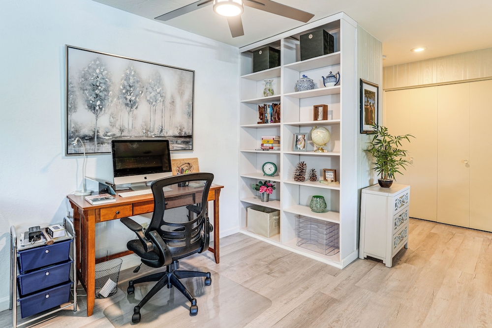 1 Mi to Whiskey Row + Town Sq: Remote Work Hub!