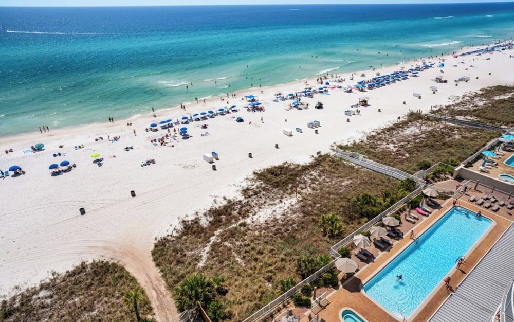 Coastal Hideaway: Cozy Beachfront Studio Sleeps 4 With Stunning Views!