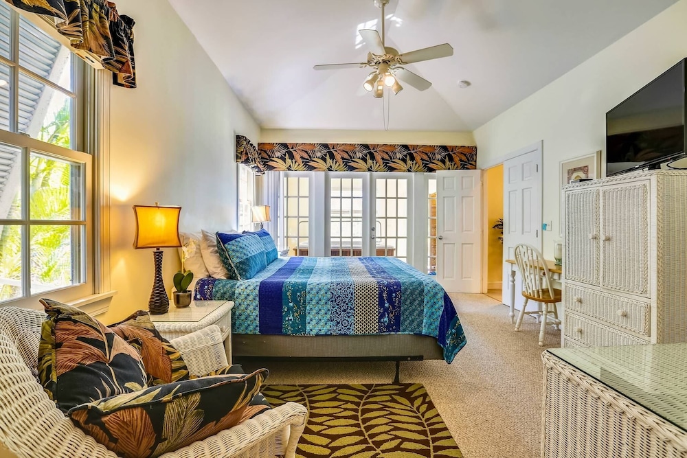 Place to Relax by Avantstay Shared Pool 3 Miles to Smather's Beach Month-long Stays Only view 3