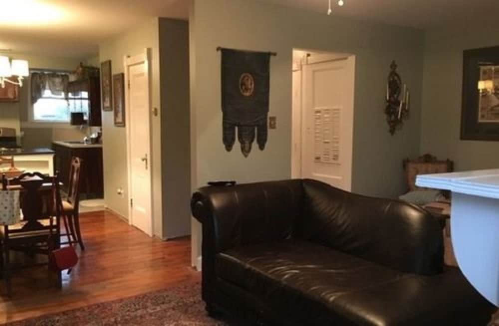 Vineyard Mansion & Carriage House Bed & Breakfast