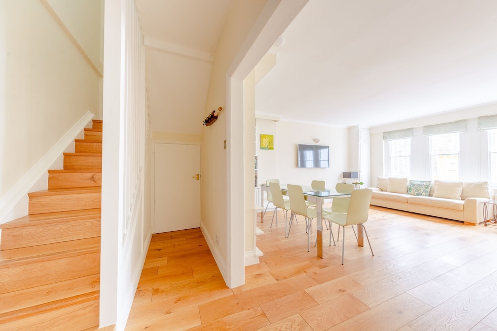 Spacious and Central 3 Bedroom House in Paddington