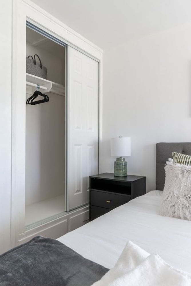 Charming Spacious Home - Modern Comforts Prime Location