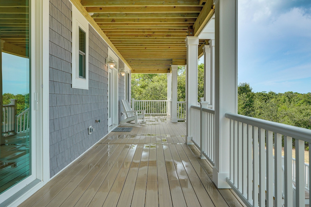 Walk to Beach: Southern Shores Retreat w/ Hot Tub