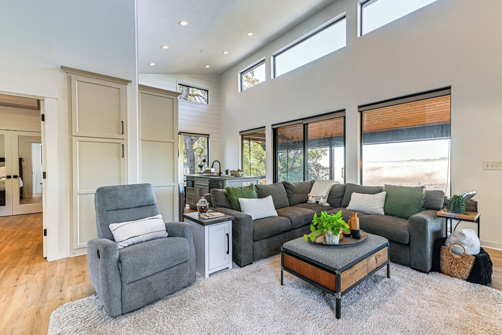 Dreamy Hilltop View: Roseburg Wine Country Retreat