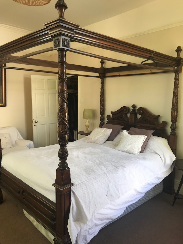 2 Bed House - Sleeps 6 - Garden, Pets, Parking view 3