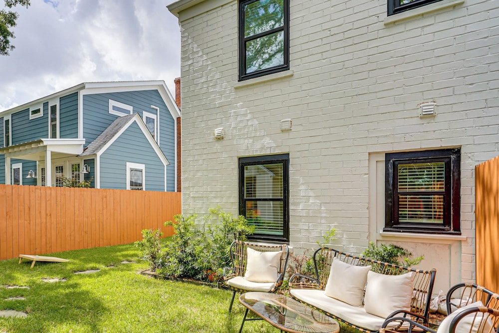 Dtwn Retreat w/ Game Room! Walk to Hampton Park