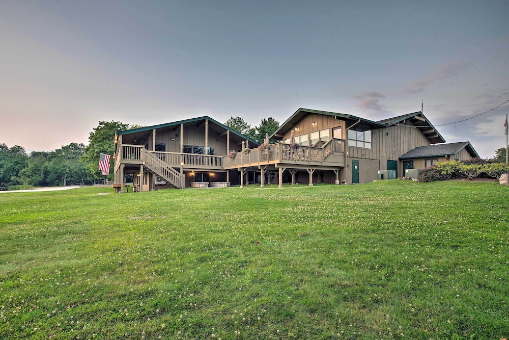 Ski, Hike, Swim & More: Pocono Farms Family Home