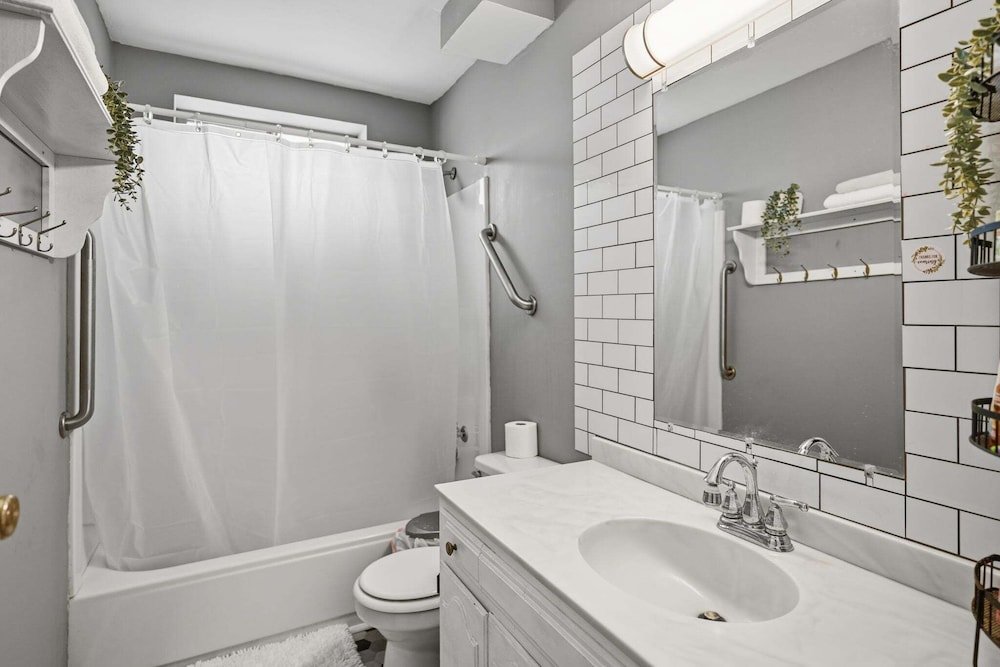 Bright 4br Near Msu & Downtown 4 Bedroom Home