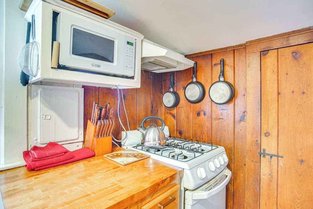 Hot Tub & Kayaks: Dog-friendly House in Yarmouth