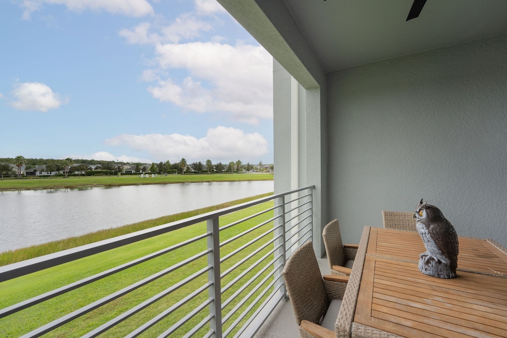 Elegant 2BR in Storey Lake Top Location
