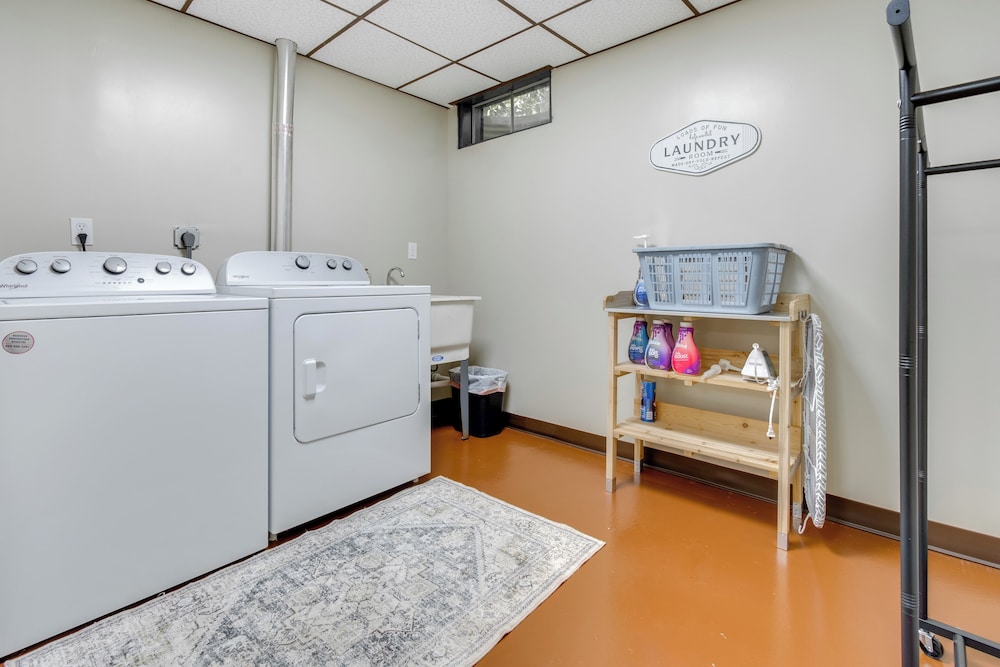 9 Mi to Downtown Rushville: Cozy Getaway w/ Grill