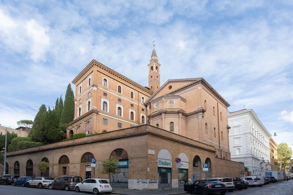 Colosseum Holidays - Three-bedroom Apartment