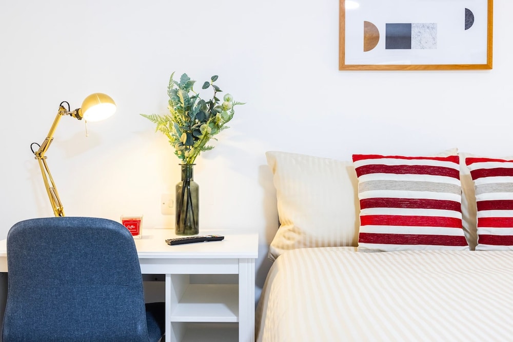 3 Bed 3 Bathroom Flat in Kensington B