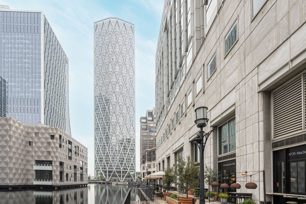 Sensational Two-bedroom Apartment by the River