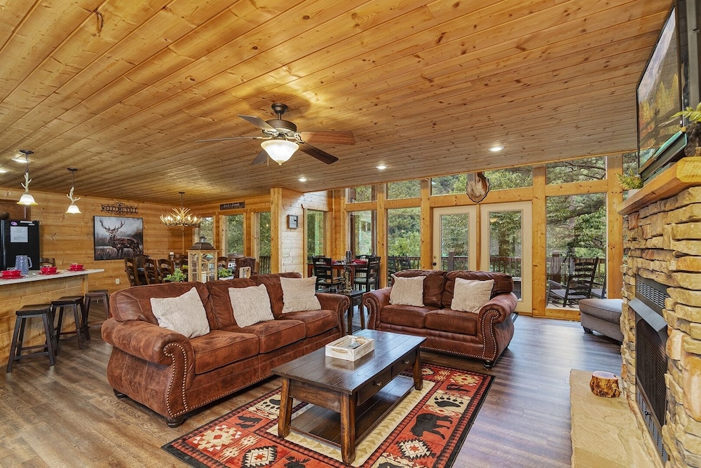 A To Remember - 5 Bedrooms, 5 Baths, Sleeps 18 Cabin by RedAwning