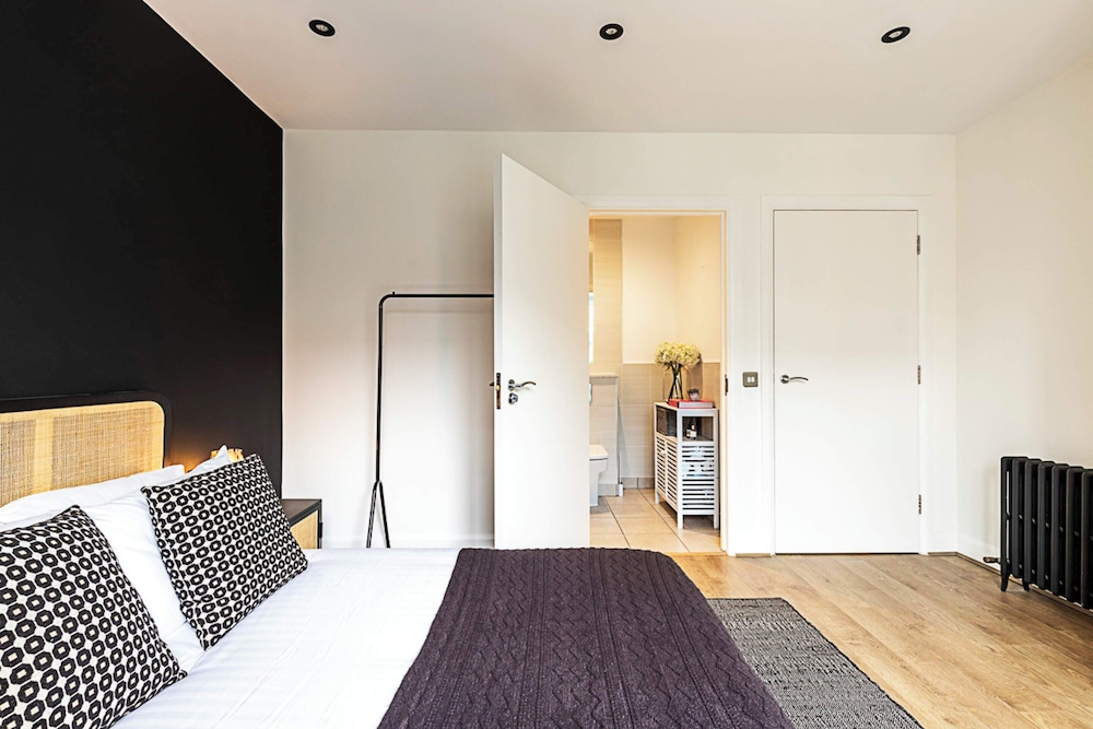 Stylish and Sleek East London Retreat view 4